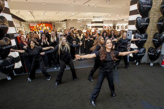 The shopping centre almost came to a stop as queues of shoppers from across Ireland grew, with the crowd numbering an estimated 1,800.