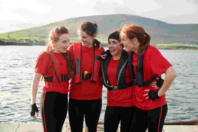 Tá greann, briseadh croí agus aicsean iontach mar aon le radhairc áille de thírdhreach agus d’fharraigí Ghaeltacht Chiarraí sa chúlra fite fuaite tríd an scannán. Is scannán é TARRAC faoi aghaidh a thabhairt ar an saol arís agus faoi chumhacht an mhaithiúnais.