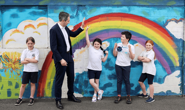 Minister Simon Harris with pupils from Kilmacanogue National School and St Peter's Primary School, Bray to mark the 2023 Curious Minds Awards