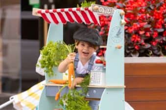 Following the official opening the 100-mile food market is set to open and will traverse across Waterford’s wonderful squares and interconnecting streets, it will span from John Robert’s Square into Arundel Square onto Michael Street, and travel up Patrick’s Street and down to Barronstrand Street. The market is focused on featuring the best food producers and vendors within a 100-mile radius of Waterford a means of supporting hyper-local and regional food producers and resulting in a more sustainable food market. The organisers have confirmed that over half of the market vendors are from within the county of Waterford and there are unique traders with plenty of fresh offerings and familiar faces at the festival’s food stalls.