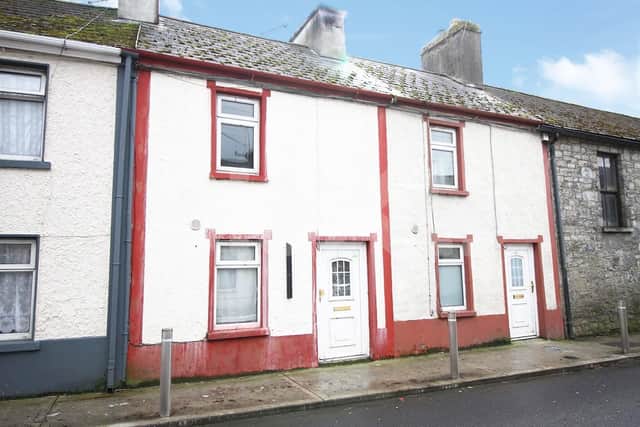 Located in the heart of Templemore town in Co. Tipperary, this house is listed with a guide price of just €20,000 on online auction site BidX1.