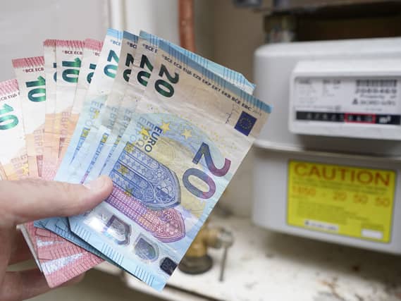 10 and 20 euro notes in front of a gas meter