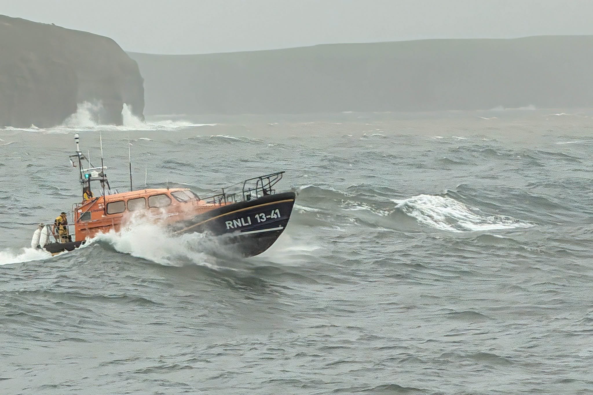 180-tonne ship ‘loses control’ and damages number of boats in Waterford ...