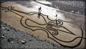 Waterford artist turns beach into stunning tribute to Ashling Murphy 