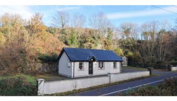 PICTURES: Traditional Irish cottage near busy town in Waterford hits the market
