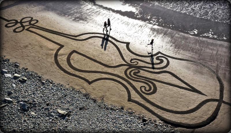 Waterford artist turns beach into stunning tribute to Ashling Murphy 