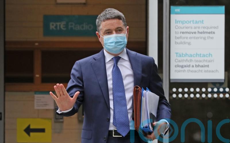 Government to focus on booster uptake as it prepares mask legislation