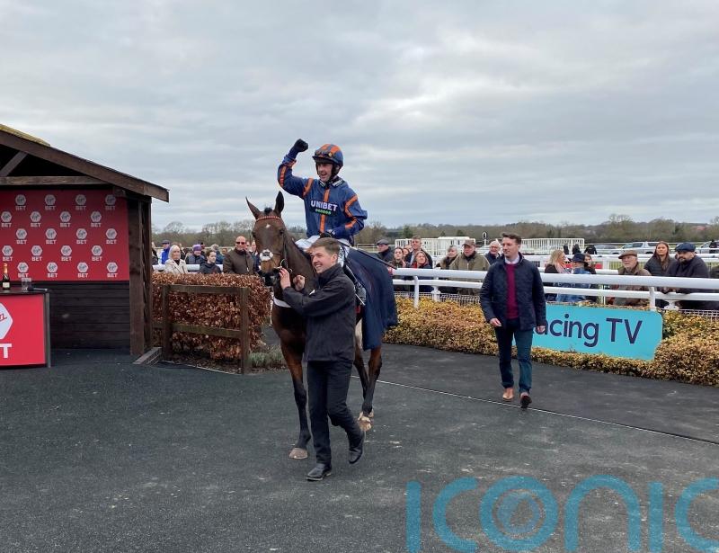 Nicky Henderson's Theatre Glory poised to take on De Bromhead's Honeysuckle