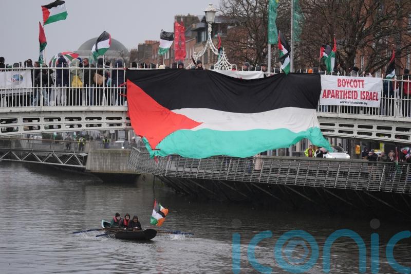 Hundreds take part in Dublin vigil to show support for Palestinian journalists